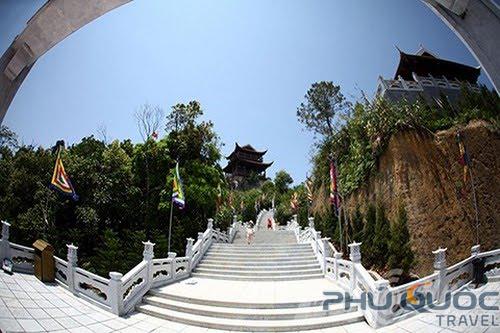 Đường lên Đền Lĩnh Chúa Linh Từ