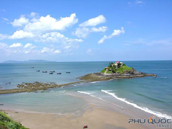 Bãi Vọng Nguyệt là một bãi biển còn đơn sơ nhưng lại khiến nhiều khách du lịch phải ngẩn người trước vẻ đẹp của nó.