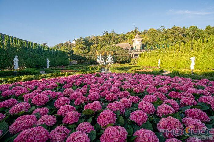 Ngoài hầm rượu Debay Bà Nà Hills du khách có thể ghé thăm làng Pháp