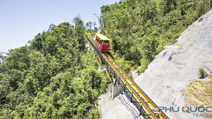 Tàu hoả leo núi đi lâu đài Mặt Trăng Bà Nà Hills