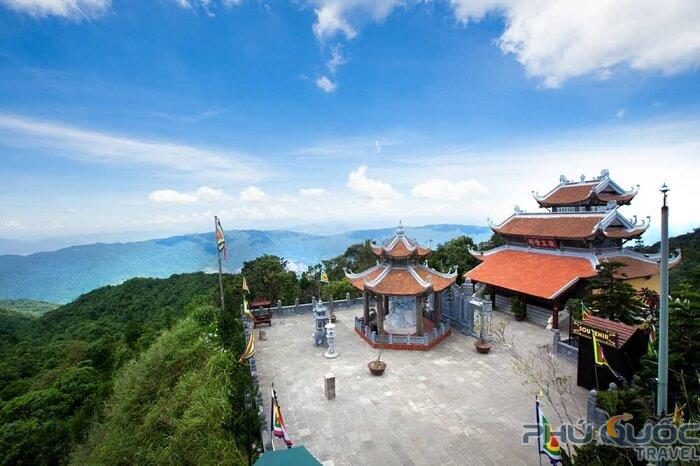 Ngoài Linh Phong Bảo Tháp Bà Nà Hills du khách có thể ghé Đền Lĩnh Chúa Từ