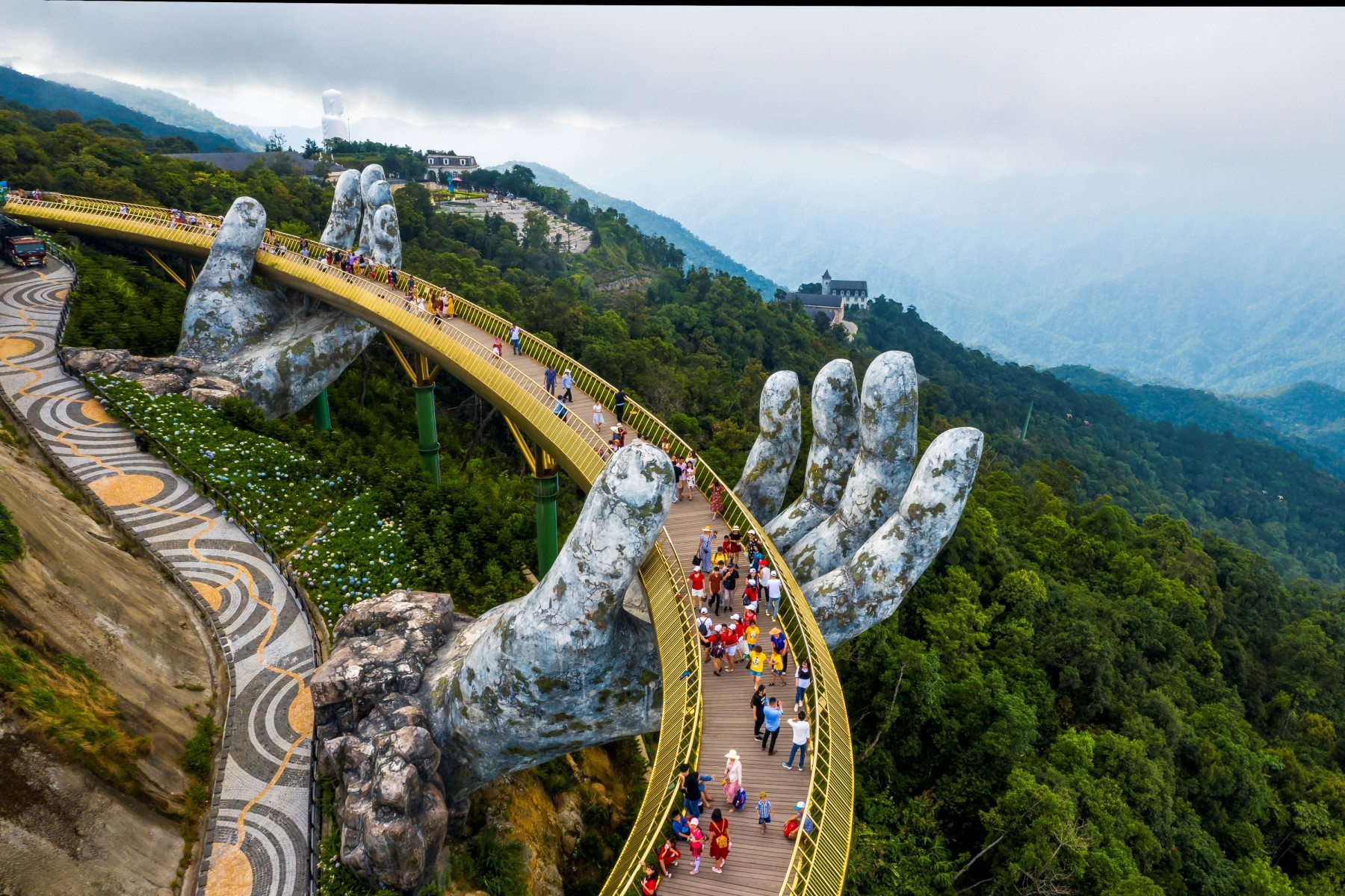 Cầu Vàng Bà Nà Hills: kinh nghiệm tham quan và chụp ảnh