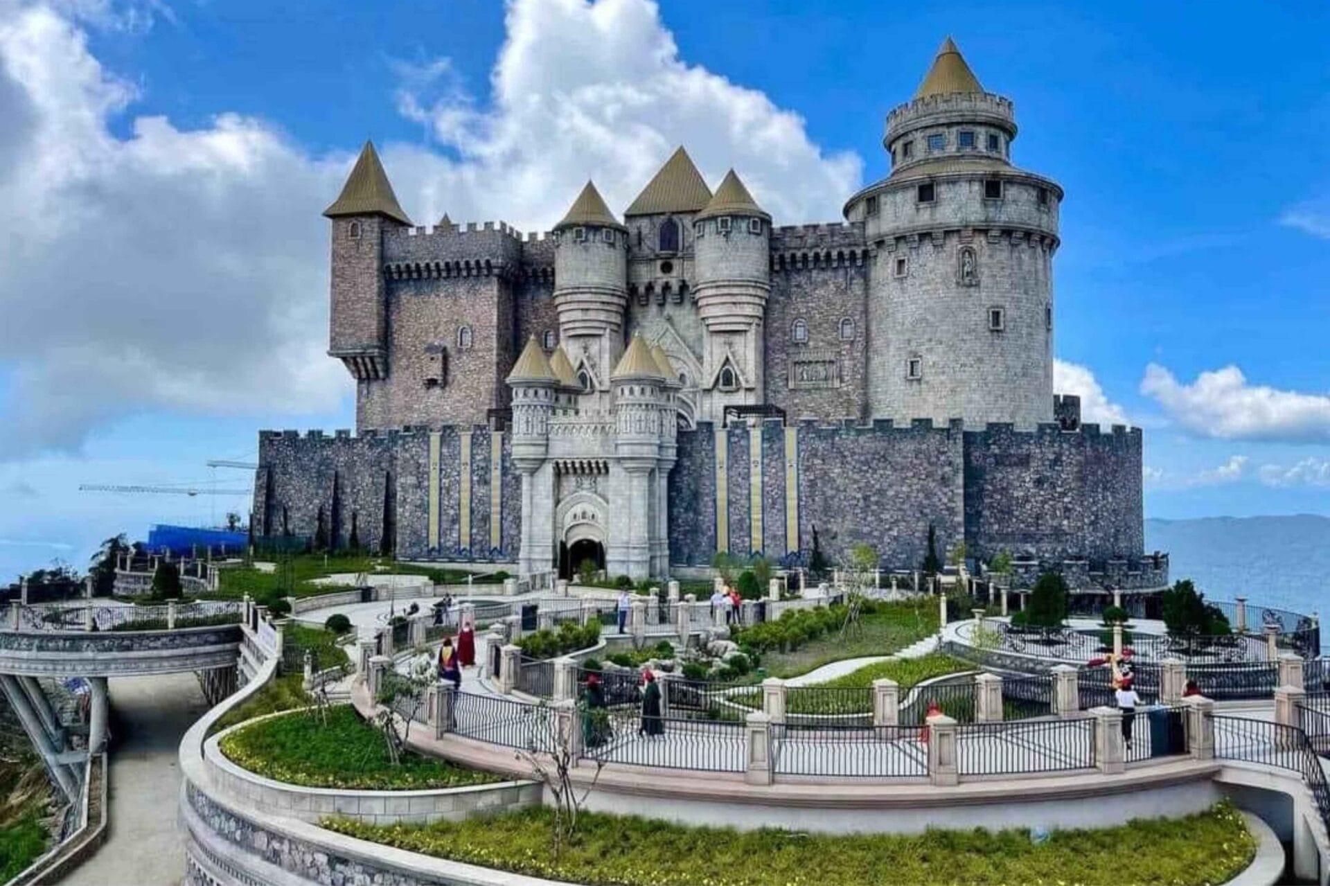 Làng Pháp Bà Nà Hills có gì đặc biệt?