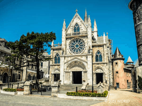 Nhà thờ Saint Denis Bà Nà tại Làng Pháp