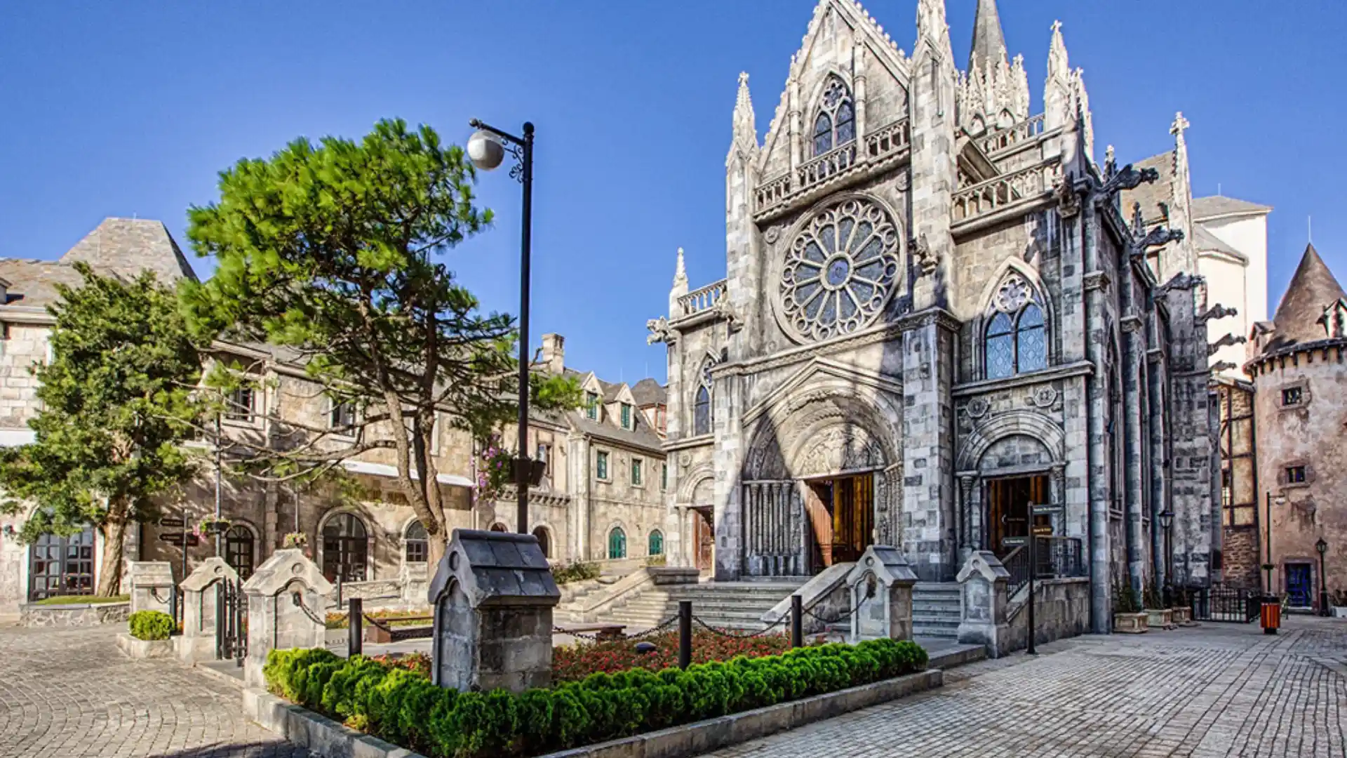 Nhà thờ Saint Denis Bà Nà tại Làng Pháp