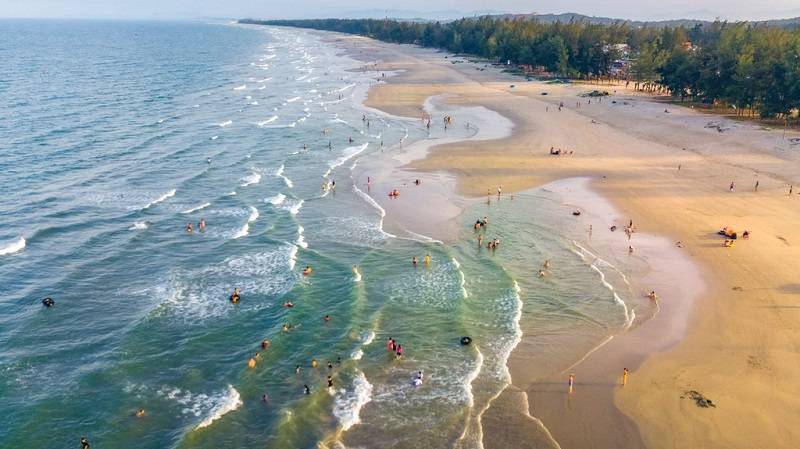 Bãi biển Mỹ Khê: kinh nghiệm tắm biển, vui chơi và check in