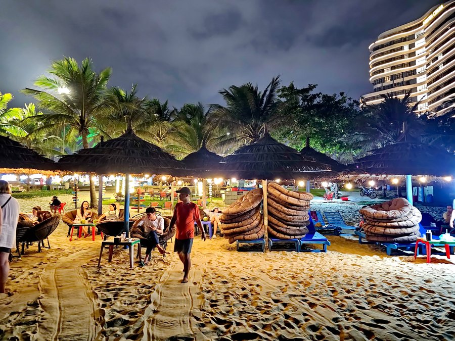 Bãi biển Mỹ Khê: kinh nghiệm tắm biển, vui chơi và check in