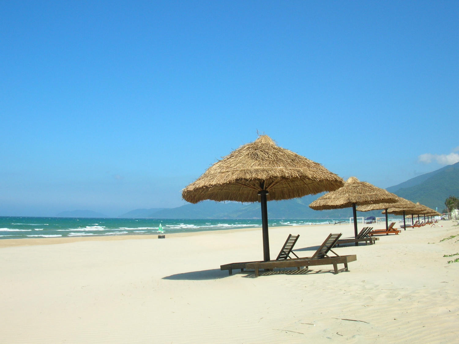 Bãi biển Mỹ Khê: kinh nghiệm tắm biển, vui chơi và check in