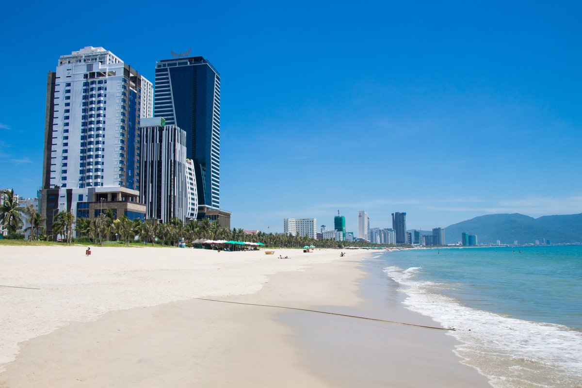 Bãi biển Mỹ Khê: kinh nghiệm tắm biển, vui chơi và check in