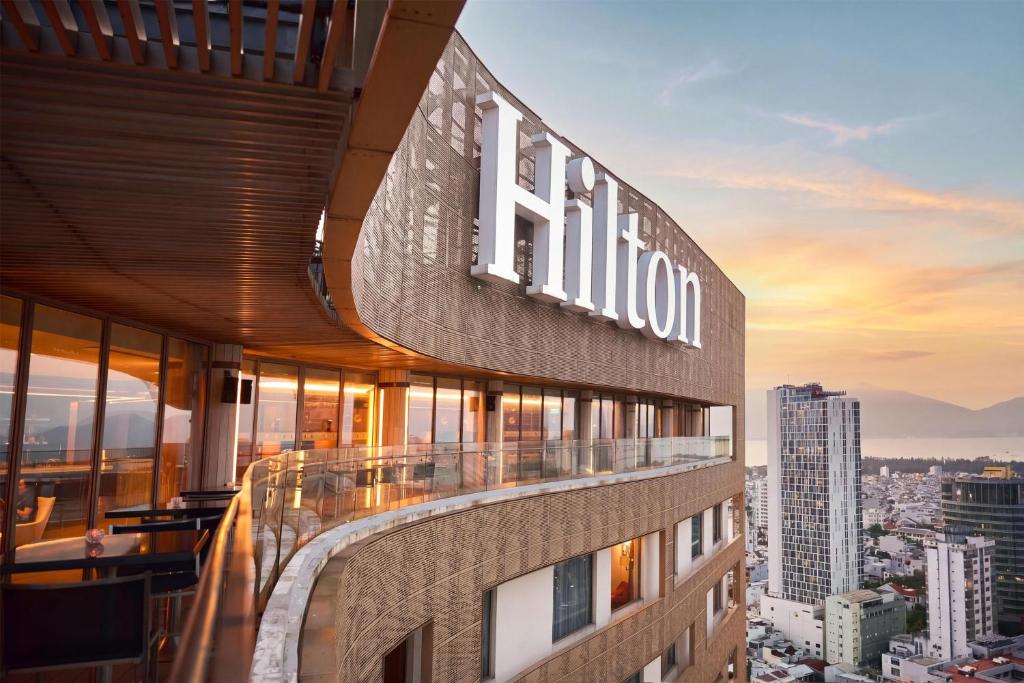 Hilton Đà Nẵng review khách sạn cao cấp bên sông Hàn