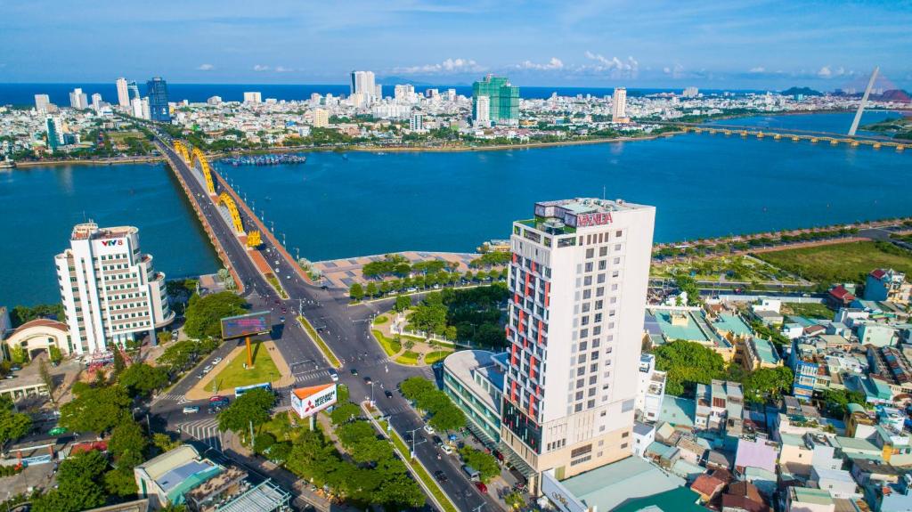 Khách sạn gần Cầu Rồng thuận tiện vui chơi ban đêm