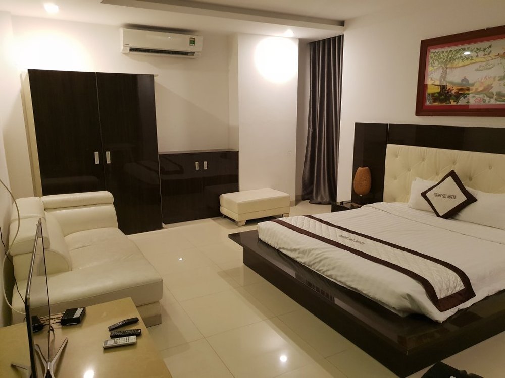 Khách sạn Night Sky gần cầu Thuận Phước Đà Nẵng