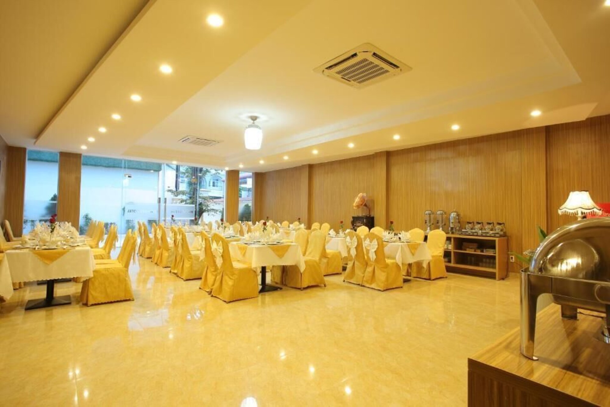 Khách sạn Red Palace điểm lưu trú tiện nghi tại trung tâm