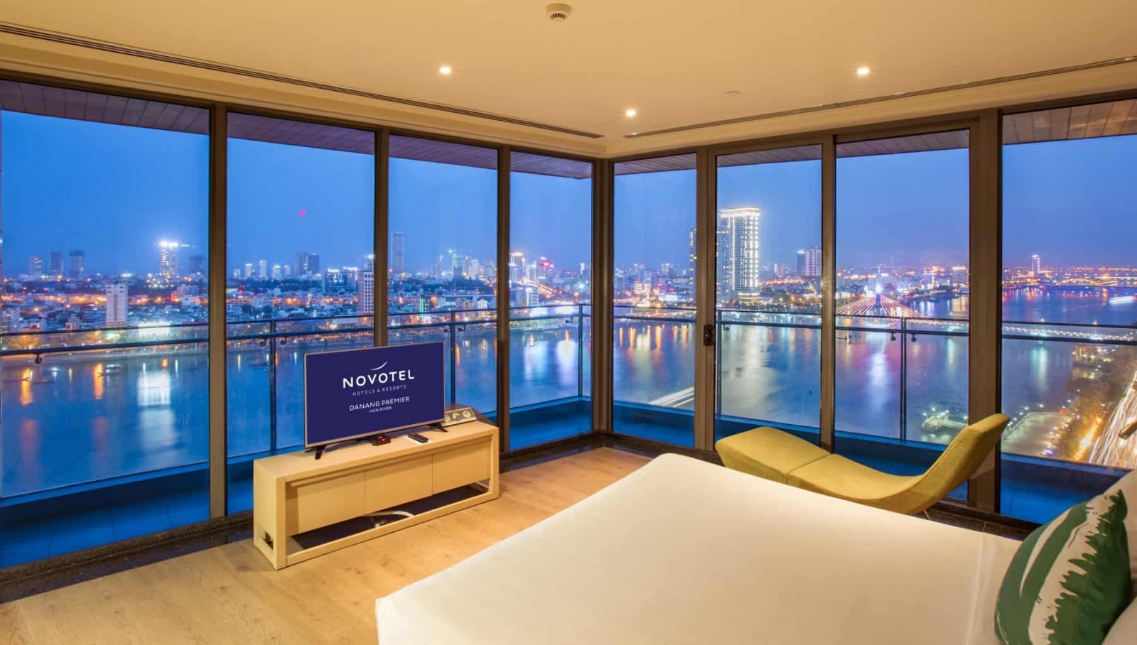 Khách sạn view sông Hàn ngắm Cầu Rồng đẹp