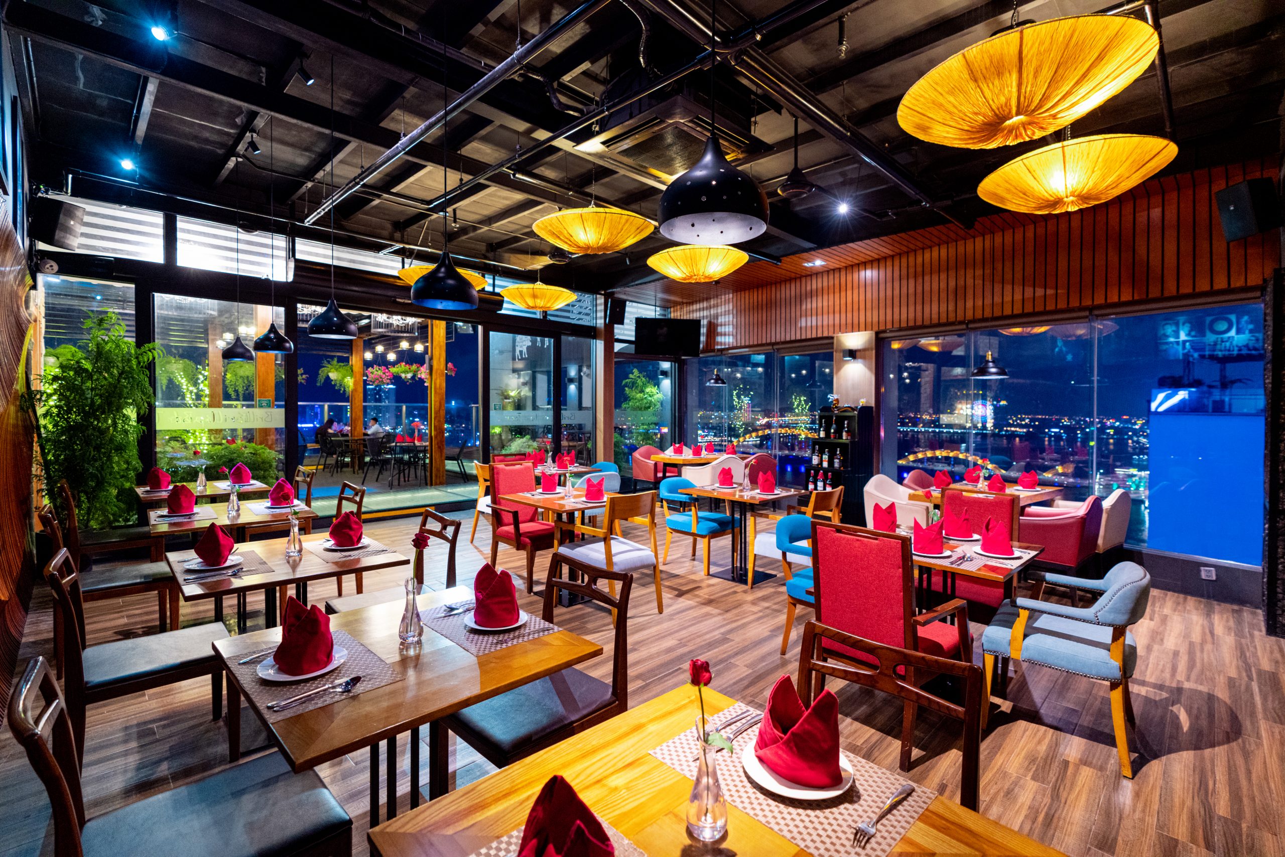 Quán cafe view sông Hàn và Cầu Rồng