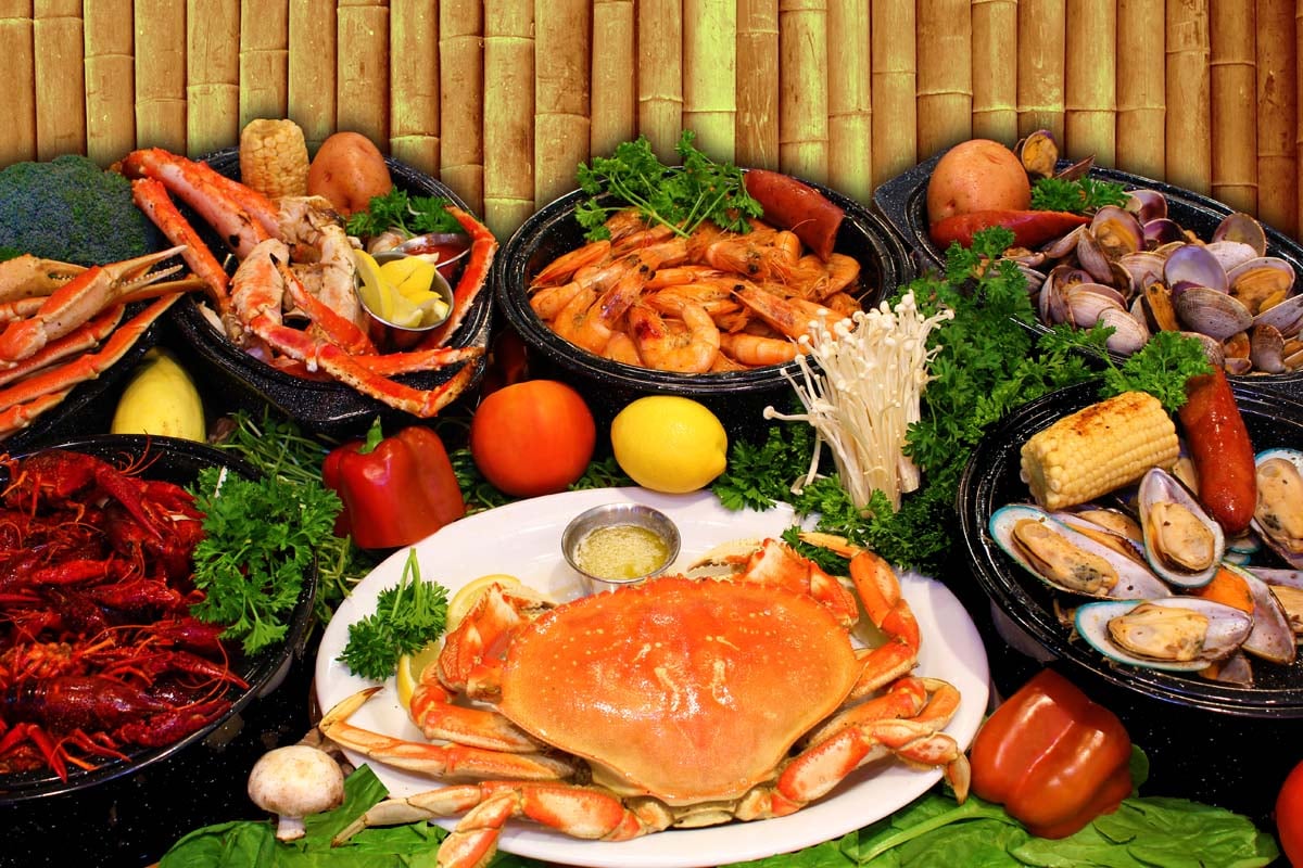 Quán hải sản gần biển Mỹ Khê được du khách yêu thích