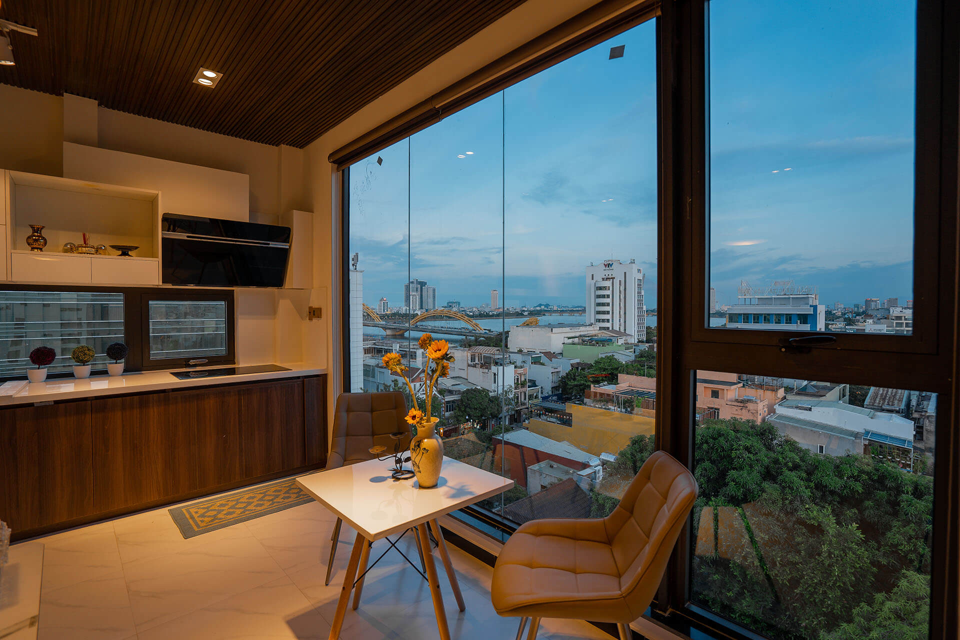 Review Dragon View Riverfront Hotel chi tiết từ vị trí đến phòng nghỉ