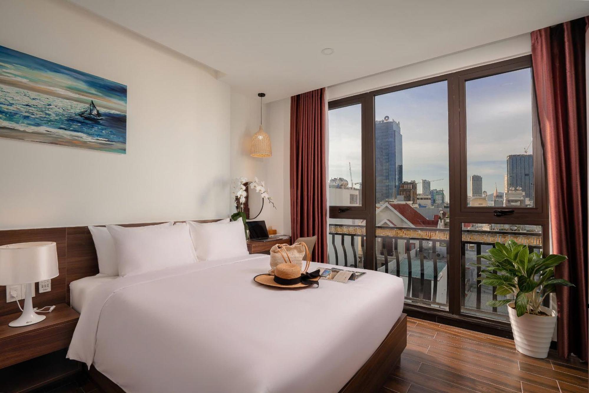 Review Dragon View Riverfront Hotel chi tiết từ vị trí đến phòng nghỉ